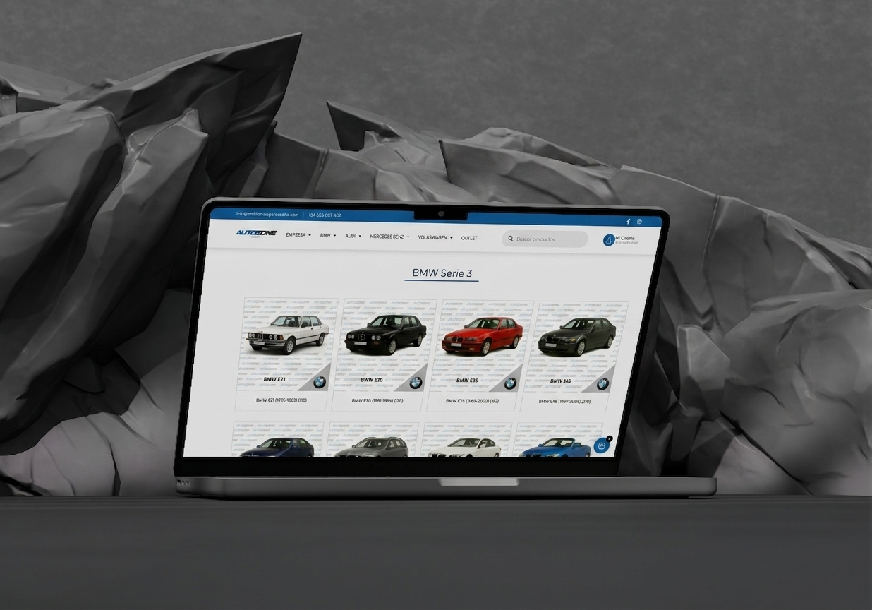 Panier de la boutique Autozone Europe avec plusieurs packs d'emblèmes compatibles BMW Série 3, affiché sur un ordinateur portable : tunnel d'achat WooCommerce conçu par webagence.io