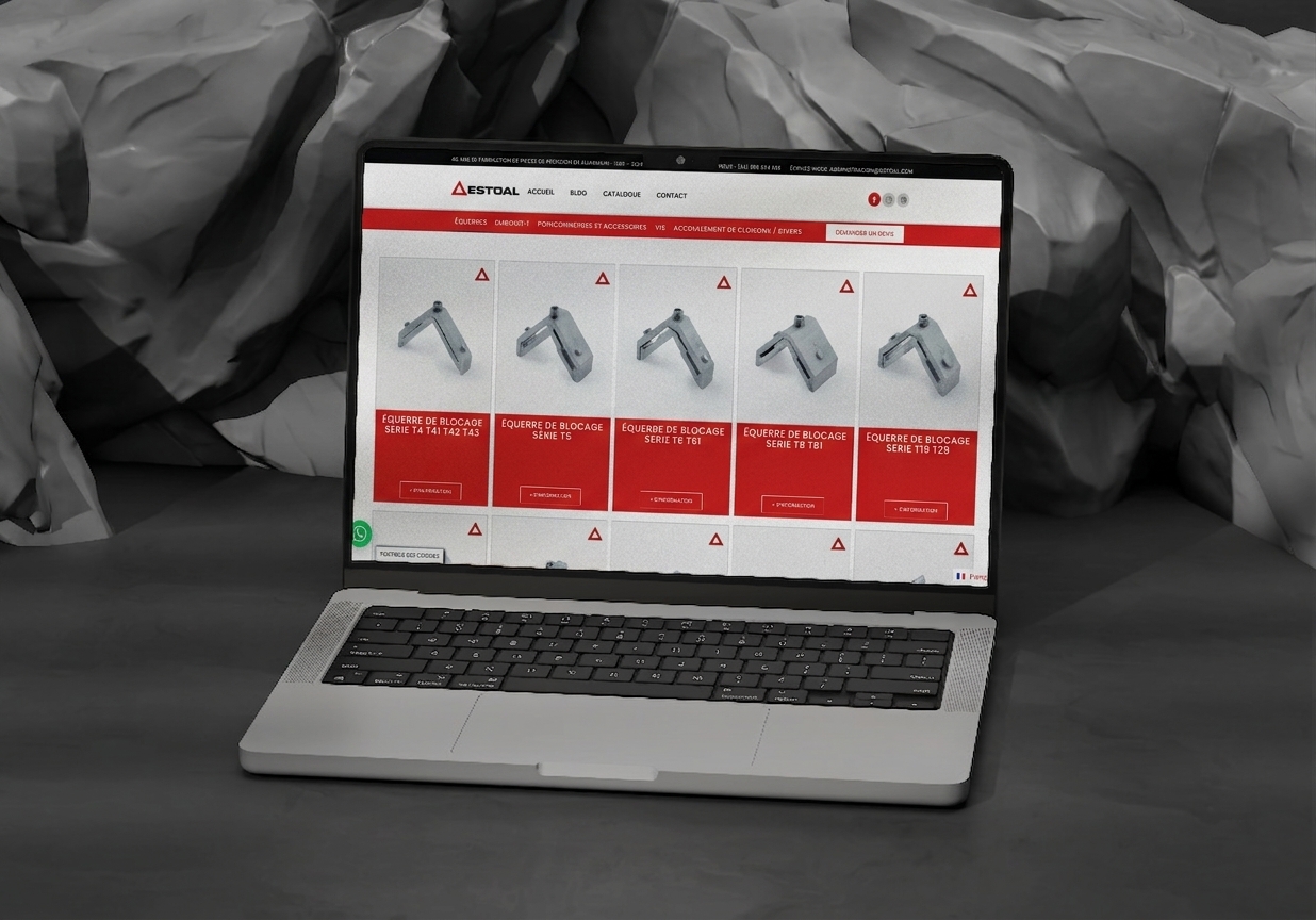 Page catalogue du site d'Estoal présentant les équerres de blocage en aluminium par série, affichée sur un ordinateur portable : grille produits conçue par webagence.io