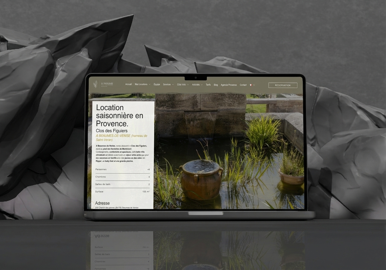 Page Notre histoire du site du Rioulas, présentant la famille et la restauration du domaine en Provence, affichée sur un ordinateur portable : page conçue par webagence.io