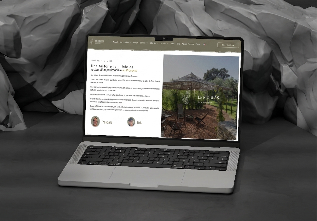 Page de la villa Clos des Figuiers sur le site du Rioulas, avec capacité, chambres et adresse à Beaumes-de-Venise, affichée sur un ordinateur portable : fiche villa conçue par webagence.io