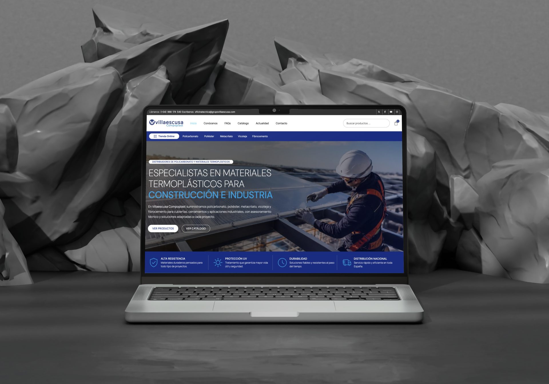 Site internet de Villaescusa Compoplast présenté sur un ordinateur portable